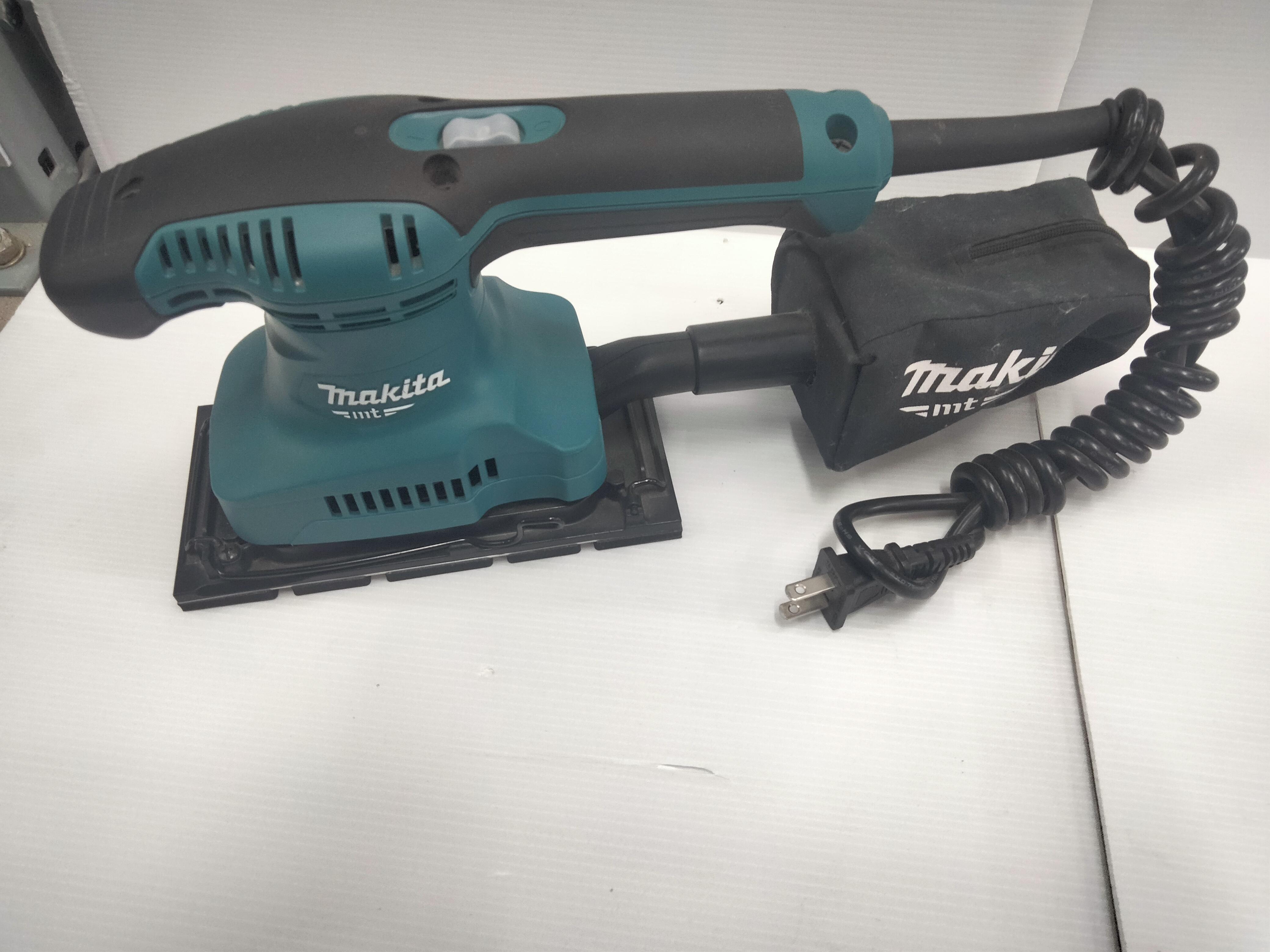 MAKITA เครื่องขัดกระดาษทราย-ผืนผ้า M9203B