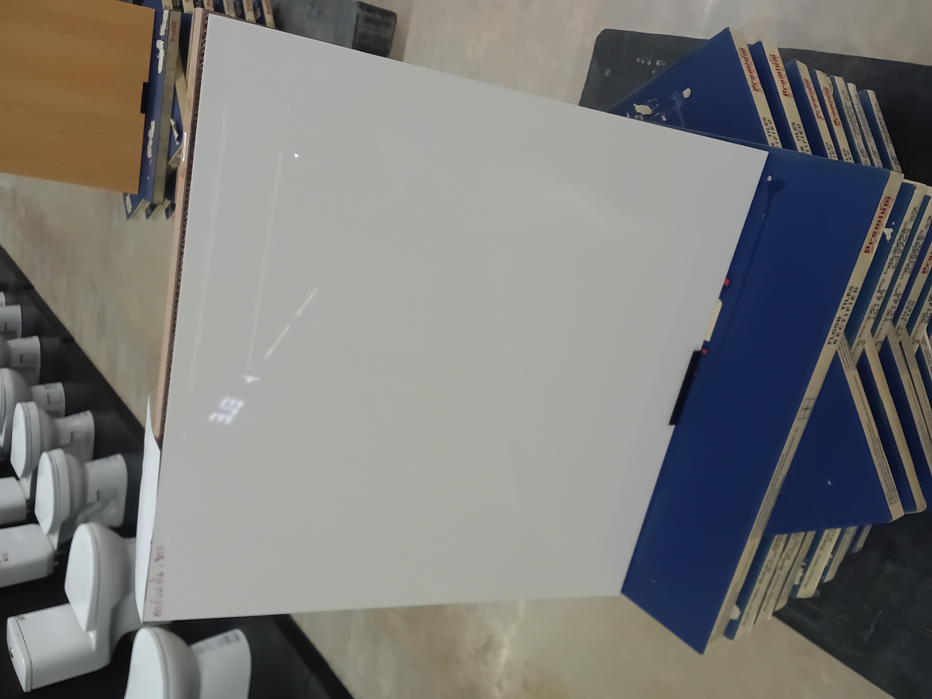 WHITE BOX กระเบื้อง 60*60 GT คาร์เนชั่น ขาว (POL) R/T PM แบรนด์ PC - ตกแต่ง ราคา 339 บาท