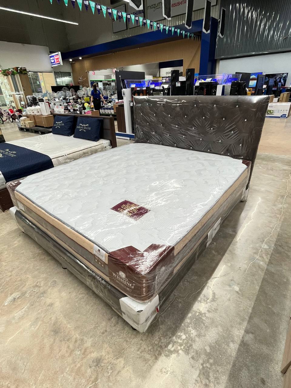 DARLING เตียงดีไซน์ดาร์กอนเต็มตัว หัวคริสตัล DARLING เตียงดีไซน์ดาร์กอนเต็มตัว หัวคริสตัล - ดำรงค์โฮมพลัส